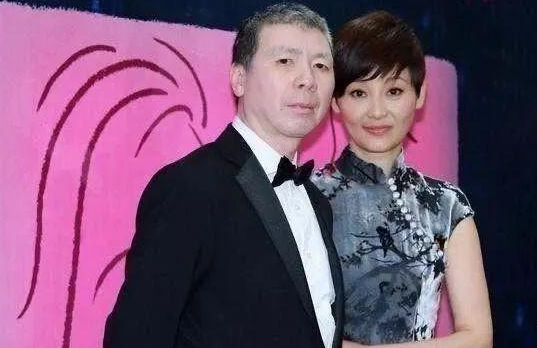 冯小刚|悲哀的徐帆：嫁给冯小刚21年做丁克，养女徐朵和她老公共用一张脸