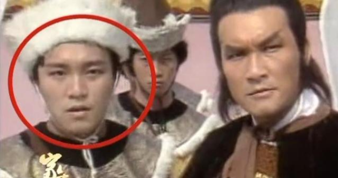 周星驰|40多年前周星驰骑车撞倒他，两人竟是同年同月生，如今都成为巨星