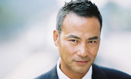 是被黑帮势力控制着,就连当时四大天王的刘德华也曾被人拿枪逼着拍戏