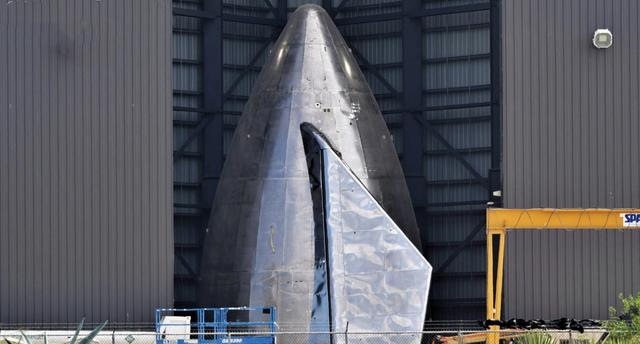 SpaceX|SpaceX在第一艘高空星际飞船的鼻锥上安装前襟翼，静态点火后合体
