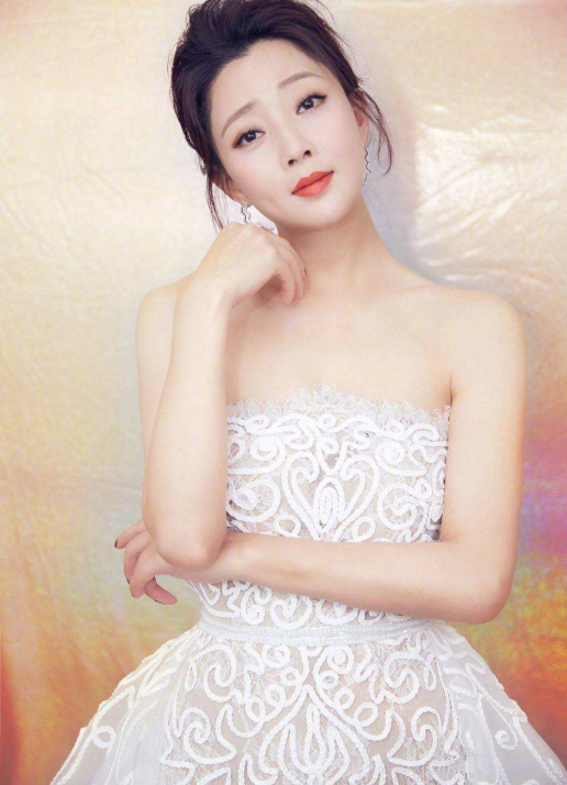 她"年轻时"迷死一大片男人,却不结婚不生孩子,今40岁甜的像个水蜜桃