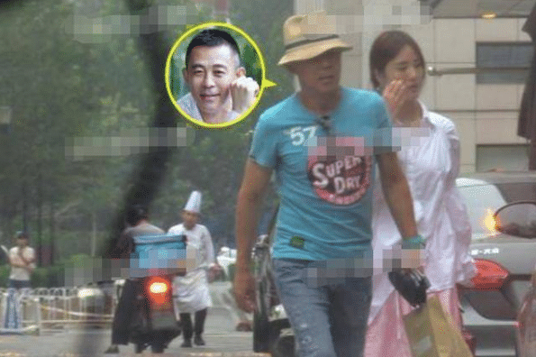侯勇:52岁侯勇带90后娇妻外出吃饭,穿着年轻似小伙,看不出相差21岁