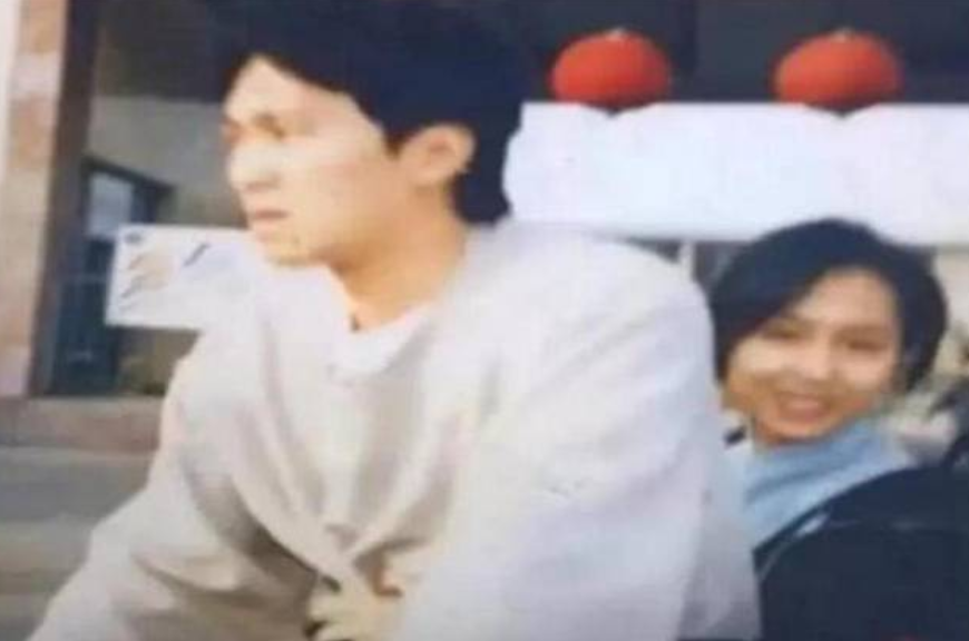 周星驰|40多年前周星驰骑车撞倒他，两人竟是同年同月生，如今都成为巨星