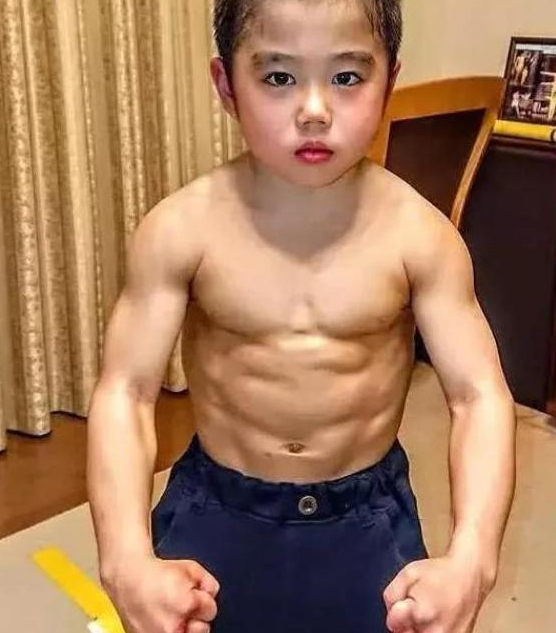 為瞭變成李小龍，三歲開始練肌肉，現在已經開始拍戲瞭-圖2