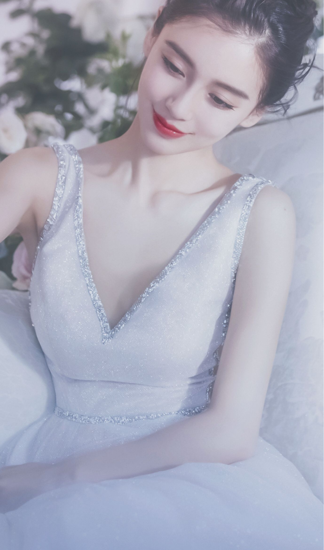 秦岚|拿高片酬却演1部黄1部, 四处“托关系”讨角色, 吃相简直太难看!