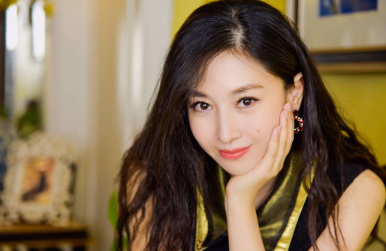 战狼3|她是“虚竹”老婆,演50部戏依然火不起来,如今安心在家带孩子