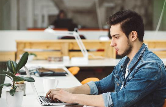 『』初入职场,不仅要向你公司里的所有人展现你胜任工作的能力,更要向别人展现你积极的工作态度!