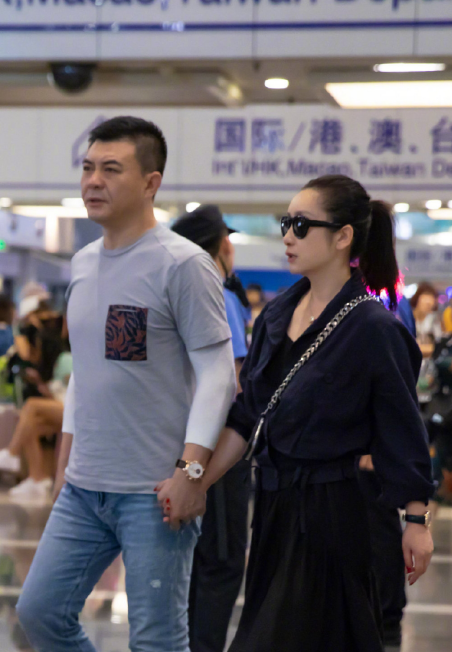 秦海璐■秦海璐：结婚七年当众让老公背，曾经“丑影后”韵味浓，穿搭简直70后教科书