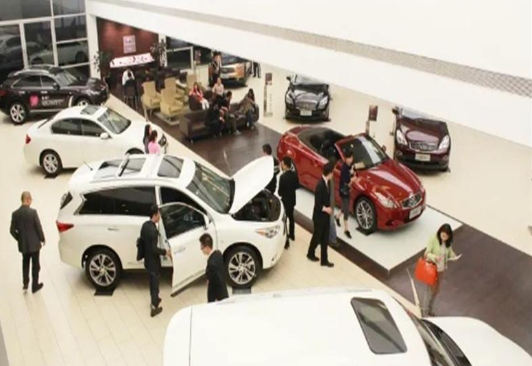 「买车」“中国式的买车”到底坑了多少人？专家：买车前笑嘻嘻，买车后两行泪！