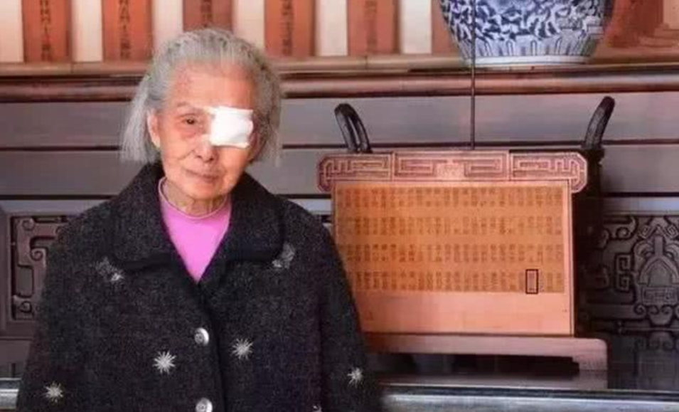 |跨越77年等待：93岁老人苦寻丈夫，看到对方灵位泪如雨下