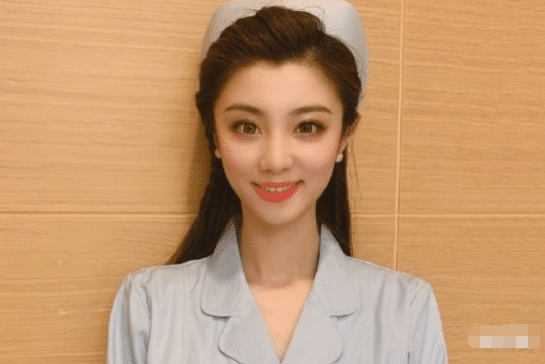 王牌对王牌▲? 王牌对王牌打酱油的费费为啥能火? 得知她的其他身份: 不简单啊