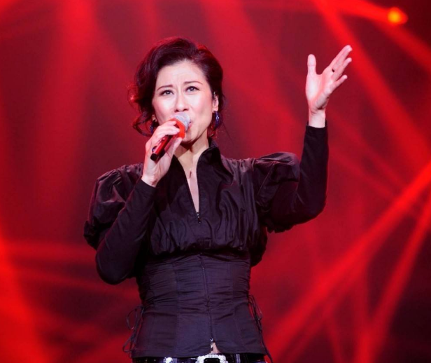 秋瓷炫|为娶她丈夫花3500万与前妻离婚,如今丈夫已老,她却依然年轻