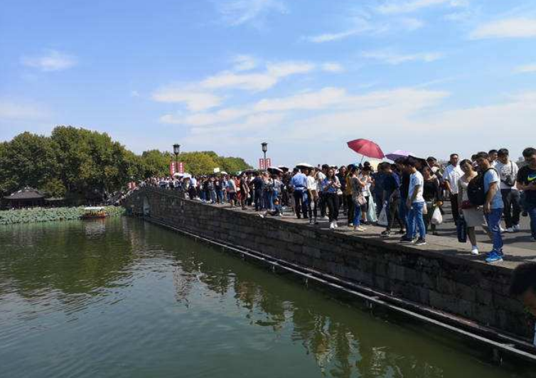 广西■西湖景点上演这一幕，让众多游客反感：天气再热，也不应该吧！