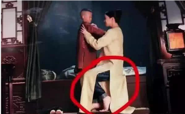 【穿帮镜头】最雷人的穿帮镜头：李云龙打仗那么辛苦，喝瓶怡宝怎么了！