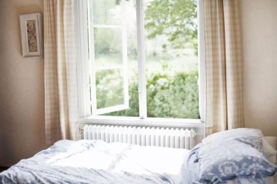 能不能用蜡烛去甲醛？它的安全隐患大，“偏方”不可信！