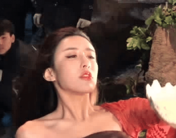 #郭麒麟#女演员拍戏时入戏太深,加上灯光烘托,让工作人员都移不开眼!