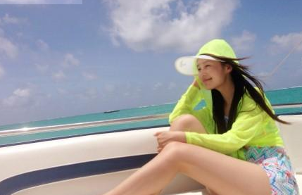 李沁|李沁有多撩？网友见她蹲在沙滩上的样子，看到小脚丫后称受不了！