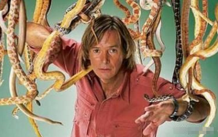 【毒蛇】“世界蛇王”是人而不是蛇，从致命毒蛇到巨蟒，没有他不敢抓的