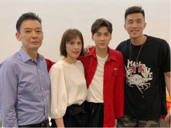 吴尊■“帅过儿子”的明星老爸，吴尊老爸真冻龄，陈赫被亲爹“秒杀”