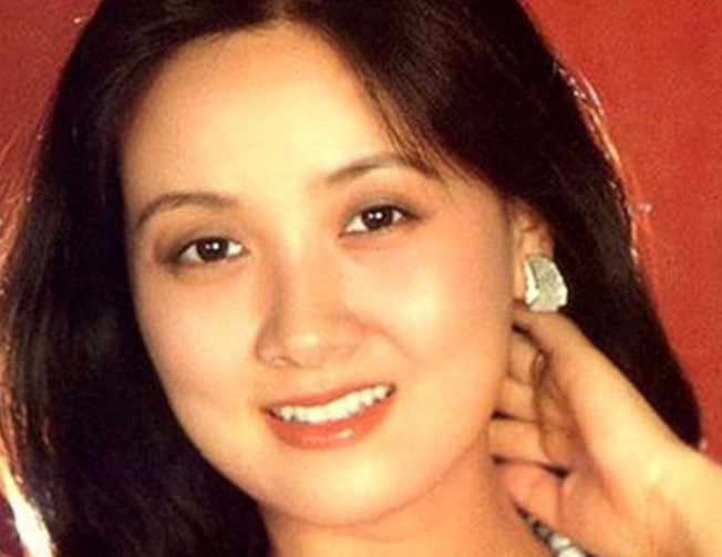 邓婕|62岁邓婕前夫,离婚后身价上亿,如今再谈邓婕直言自作自受