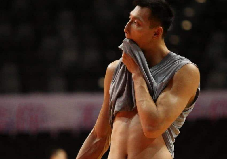 【易建联】姚明的腹肌，易建联的腹肌，孙悦的腹肌，网友：这差距有点大