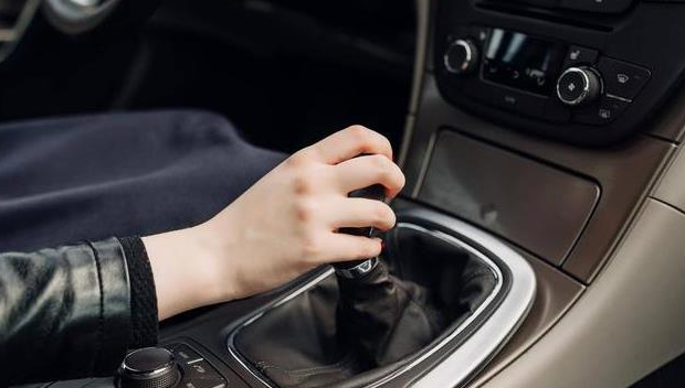 「自动挡」你真的会开自动挡吗？可能连起步就错了，很多人看完都懵了