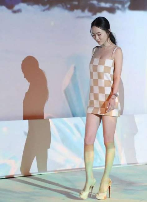 江映蓉|32岁江映蓉胖到不敢认，大腿粗壮体重突破140斤，快女冠军靠小商演为生