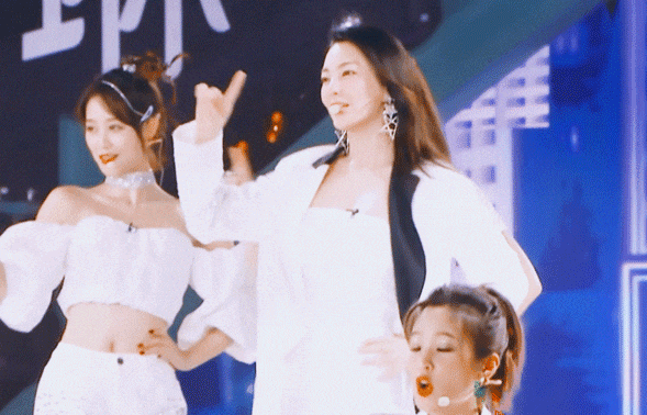 『c位』《乘风破浪的姐姐》主题曲放出，万茜稳占c位，蓝盈莹却站在人堆