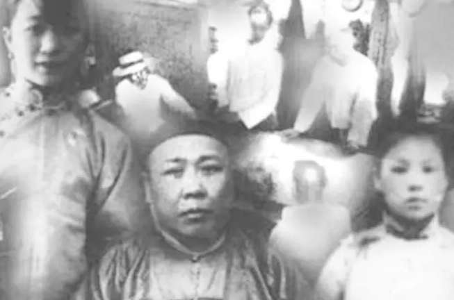 范绍增▲他是抗日名将，一生共娶了40多个老婆，83岁去世，现还未入土