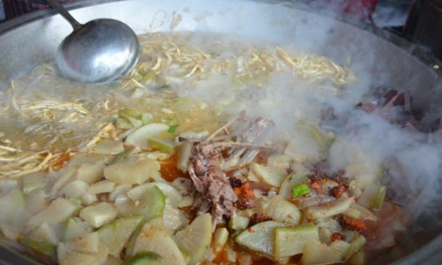 萝卜|夫妻靠一锅“浑汤”10年不涨价，5元1碗日卖800碗，只收钱不找钱