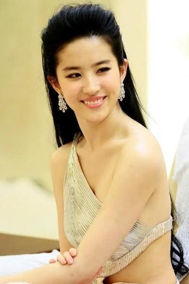 刘亦菲|刘亦菲“玉女”形象崩塌？用一块“三角布”遮羞，这是彻底放开了？