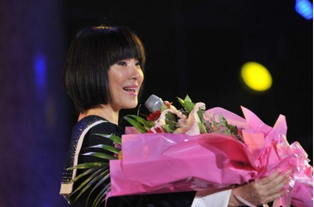 #陈红#陈红因脊椎瘫痪在床，却无一好友前去探望，只有儿子在旁照料