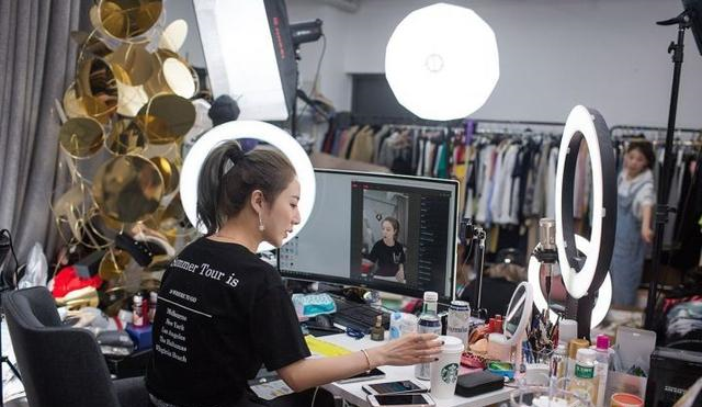 笔记本|电商直播产业链现状:七成从业者月入不过万,半数人考虑转行