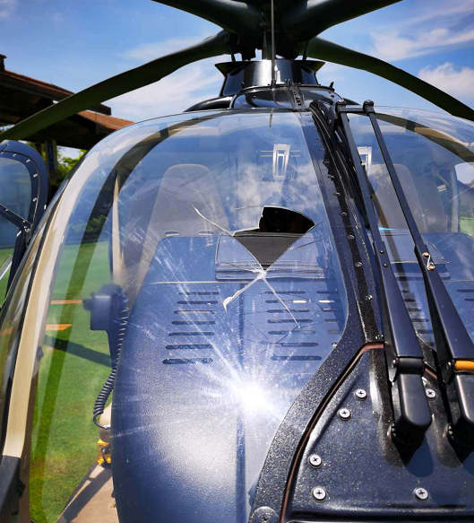 「」一杆50万!某高尔夫球友不听劝阻强制打球,直接打穿直升机挡风玻璃