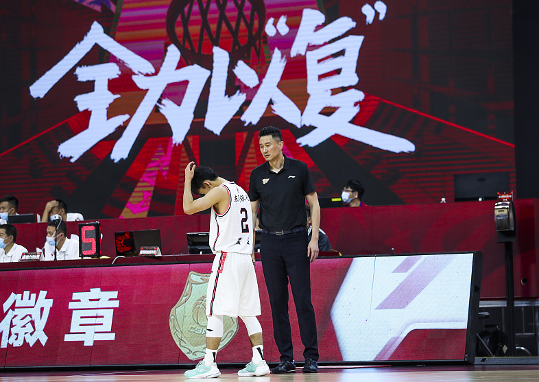 『杜峰』杜峰是个鬼才教练，老将轮休新人被狂练，目标不止十冠