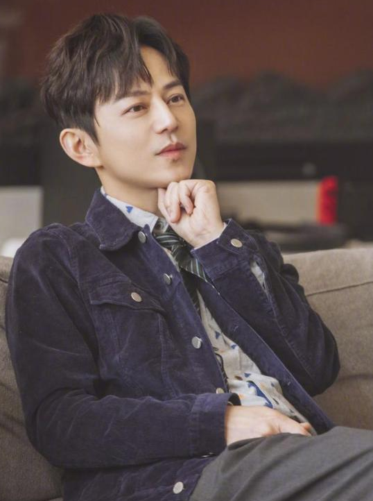 「何炅」综艺之神何老师,能把提词器的词现场改了,在台上的他无所不能