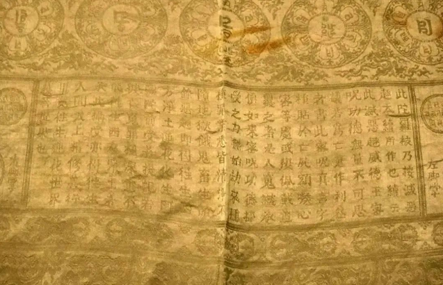 颜夕趣史|男子9万买一袈裟,专家:曾盖死人身上不吉利,后拍出1.3亿