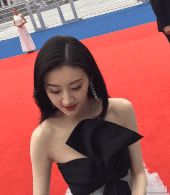 景甜 路人镜头下的景甜长什么样？关掉10级美颜后，终于相信张继科审美了