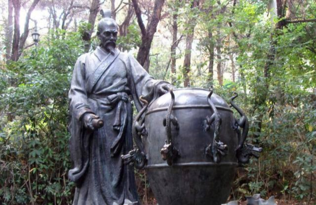 『科学家』张衡的地动仪,为什么会从历史课本上删除?原因很简单真实