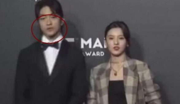 『吴京』刚走红就开始膨胀，颁奖典礼全程黑脸，对恩人吴京更是不屑一顾