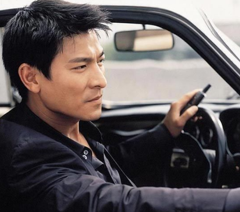 『刘德华』刘德华和邹市明夫妇合影,表面上看似很亲密,背后镜子却说明一切