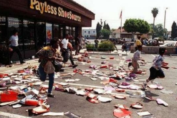 美国@华裔女孩被示威黑人殴打，路人冷漠观看，黄种人在美国现状