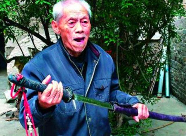 外敌入侵|抗战老兵缴获一把日本军刀，日本想出3000万买回，老人一口回绝