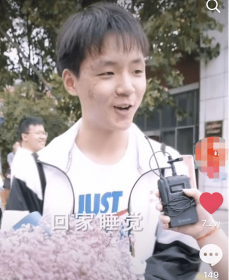 女孩|考场外的“最美等候”火了,女孩捧花为朋友加油,朋友出来后网友愣了