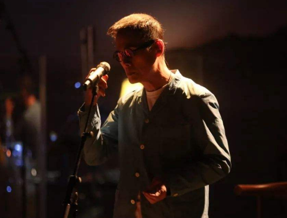 |一首火了多年的歌曲，歌词中没有一个爱字，却引发了许多人共鸣