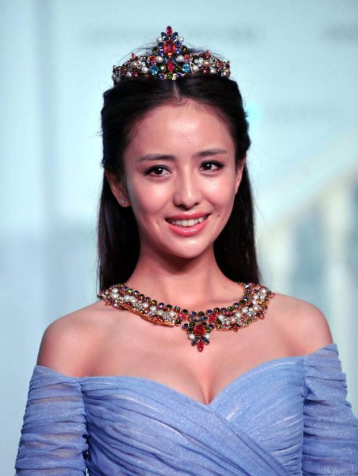 「佟丽娅」佟丽娅到底有多撩？当她抬腿的那一刻，网友：真当自己没男粉吗？