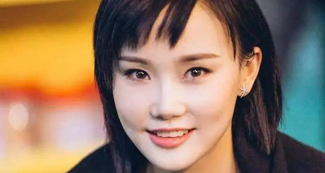 黄玲|黄玲音乐节摔落舞台仍坚持表演完：不矫情，是一个人最好的心态