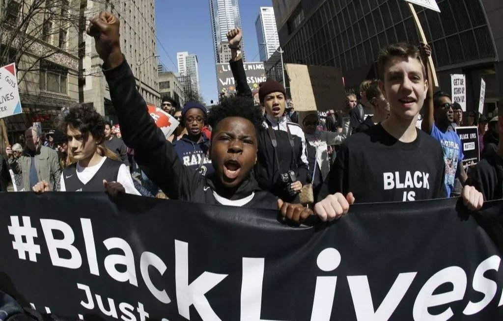 [美国]美国确诊176万，比疫情更可怕的事来了，美民众：中国请救救我们