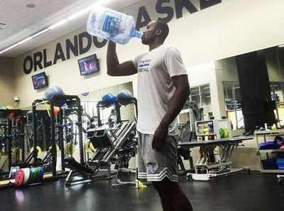 奥尼尔：NBA巨人生活有多不便？开跑车太憋屈，姚明开会自带板凳