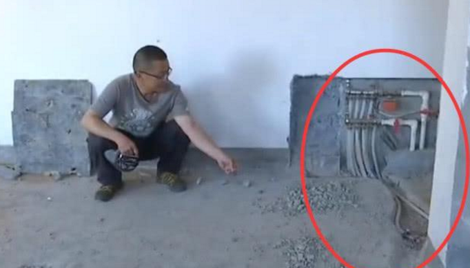 【】意外砸开地面，男子傻了眼：30平米的房间，地暖就这么点